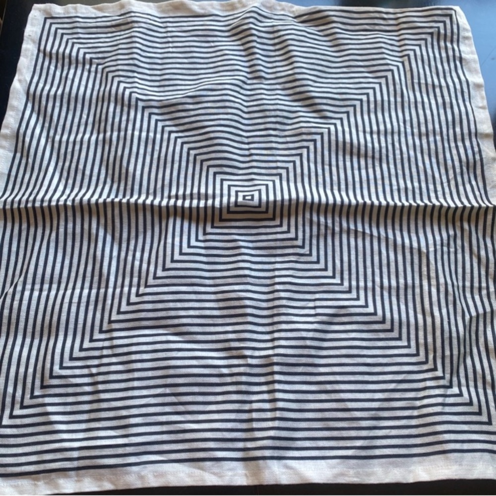 L'Objet Black and White Geometric style napkins.